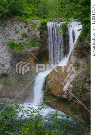 長野縣榮村扎古川夏季的瀧瀑布 128817173