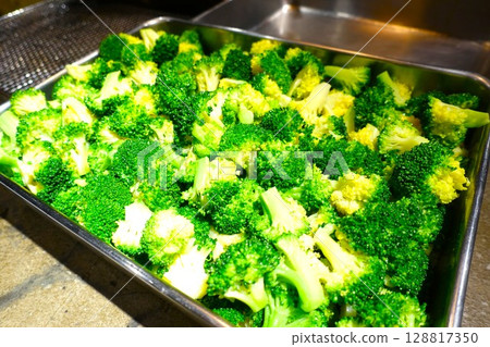 lots of broccoli 128817350