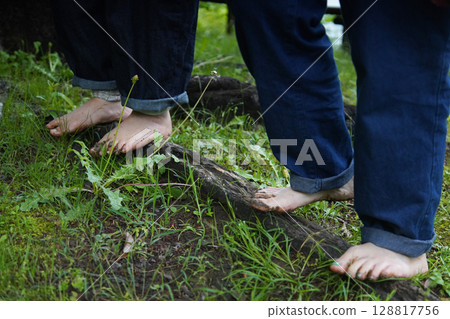 赤腳女人爬樹根 128817756