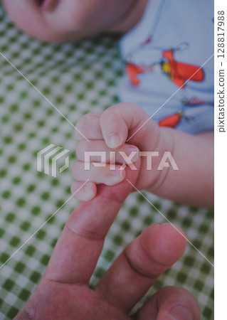 嬰兒抓手指 - 部分割傷 128817988