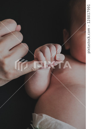 嬰兒抓手指 - 部分割傷 128817991