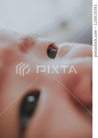 切割嬰兒的眼部區域 128818391