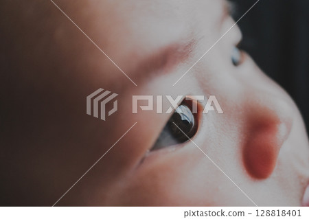 切割嬰兒的眼部區域 128818401