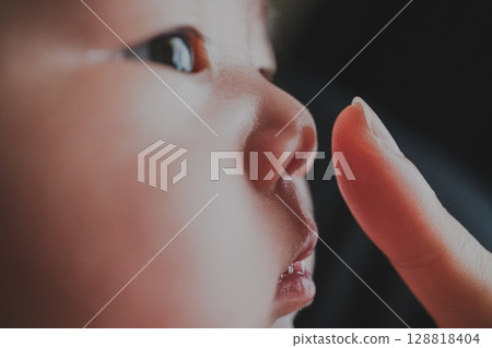 切割嬰兒的眼部區域 128818404