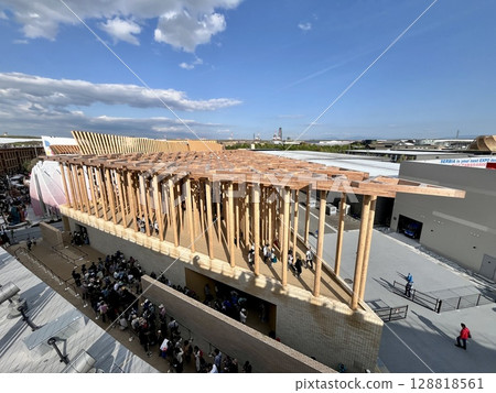 大阪關西世博會2025:從大型屋頂環上俯瞰烏茲別克館 大阪關西世博會2025:從大型屋頂環上俯瞰烏茲別克館 128818561