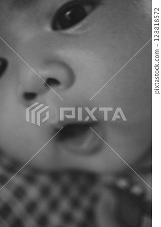 剪掉嬰兒嘴周圍的部分 剪掉嬰兒嘴周圍的部分 128818572