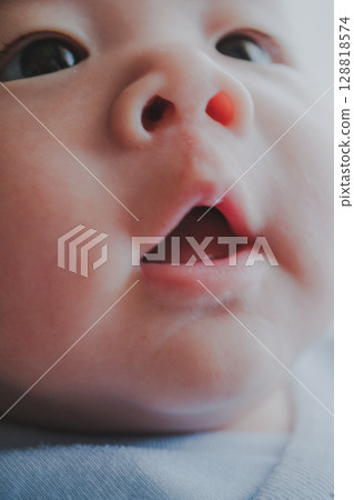 剪掉嬰兒嘴周圍的部分 128818574