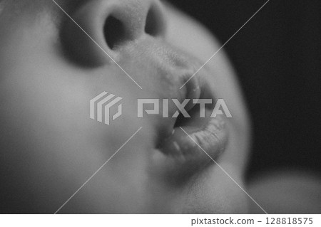 剪掉嬰兒嘴周圍的部分 128818575