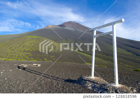 從山腰的二塚下塚眺望寶永山和富士山 128818596