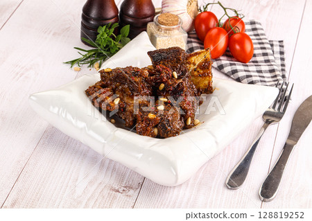 Prepared tasty beef ribs with sauce 128819252