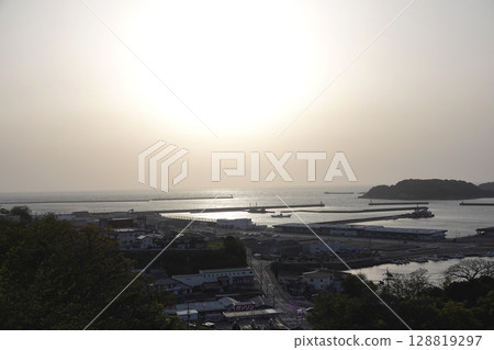 從小山頂俯瞰黃昏時的濱田港 128819297