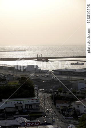 從小山頂俯瞰黃昏時的濱田港 128819298