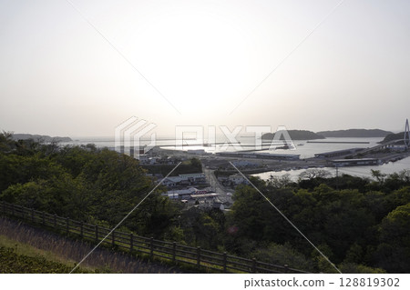 從小山頂俯瞰黃昏時的濱田港 128819302