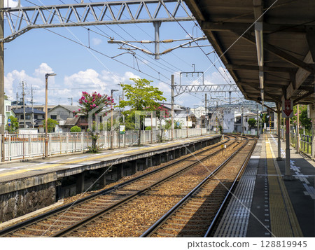 Scenery of a station with crape myrtle flowers in bloom Scenery of a station with crape myrtle flowers in bloom 128819945
