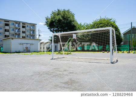 放置在地面上的足球球門 128820468