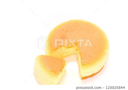 芝士蛋糕切割截面光背景 128820844