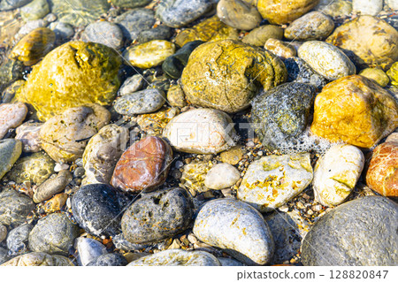 海浪沖刷的彩色石頭照片 海浪沖刷的彩色石頭照片 128820847