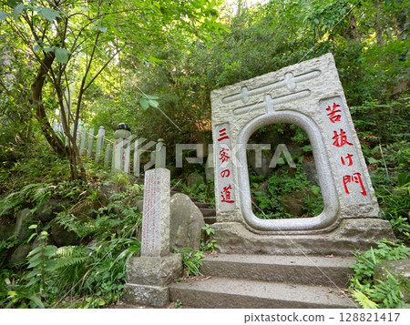 東京高尾山登山步道上的鼓門 東京高尾山登山步道上的鼓門 128821417