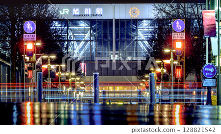 旭川駅夜間燈光與街景的交織 128821542