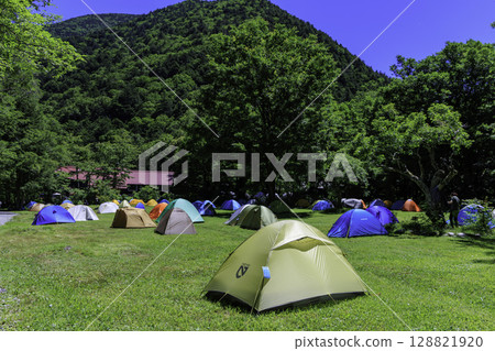 夏季德澤露營地色彩繽紛的帳篷鱗次櫛比，戶外自然風光無限 128821920
