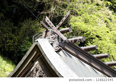 The chigi and katsuogi of the main hall of the great festival Ama-no-Ishimonhiko Shrine (Sannomiya Shrine), built in the heart of the mountain The chigi and katsuogi of the main hall of the great festival Ama-no-Ishimonhiko Shrine (Sannomiya Shrine), built in the heart of the mountain 128822345
