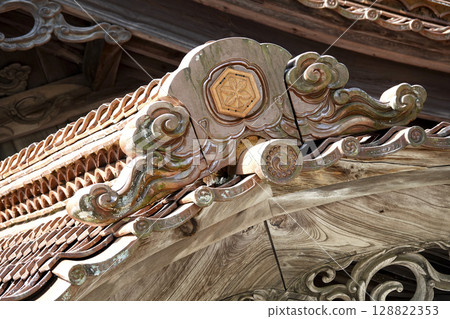The roof of the worship hall of the great Amaishimonhiko Shrine (Sannomiya Shrine), built in the heart of the mountain, features a ridge-shaped tile bearing the god's crest. The roof of the worship hall of the great Amaishimonhiko Shrine (Sannomiya Shrine), built in the heart of the mountain, features a ridge-shaped tile bearing the god's crest. 128822353