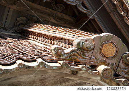 The roof of the worship hall of the great Amaishimonhiko Shrine (Sannomiya Shrine), built in the heart of the mountain, features a ridge-shaped tile bearing the god's crest. 128822354