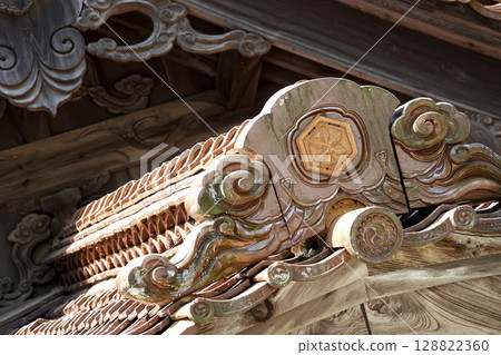 The roof of the worship hall of the great Amaishimonhiko Shrine (Sannomiya Shrine), built in the heart of the mountain, features a ridge-shaped tile bearing the god's crest. 128822360