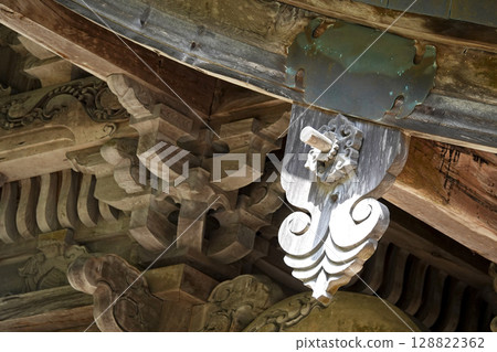 The roof of the worship hall of the great festival Tennoishimonhiko Shrine (Sannomiya Shrine), built in the heart of the mountain, and the wooden frame under the eaves The roof of the worship hall of the great festival Tennoishimonhiko Shrine (Sannomiya Shrine), built in the heart of the mountain, and the wooden frame under the eaves 128822362