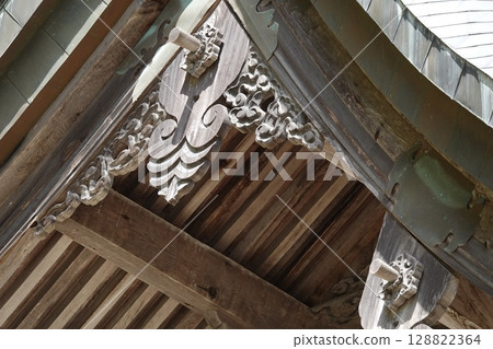 The roof of the worship hall of the great festival Tennoishimonhiko Shrine (Sannomiya Shrine), built in the heart of the mountain, and the wooden frame under the eaves 128822364