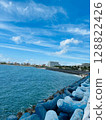 郊區的海灘，天空湛藍 128822426