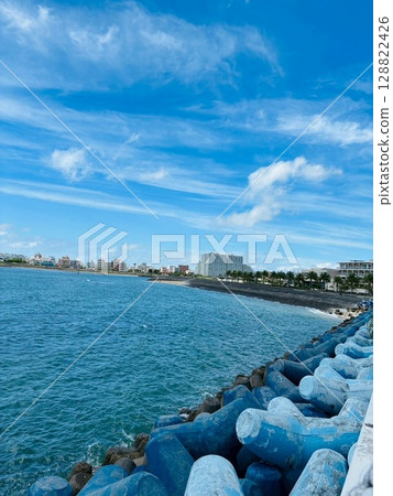 郊區的海灘,天空湛藍 郊區的海灘,天空湛藍 128822426