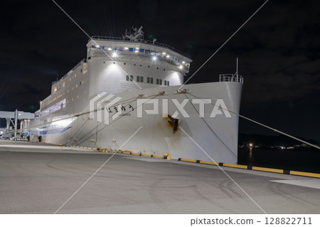 [Tokyo Kyushu Ferry arrives at Mayu Shinmoji Port] 128822711