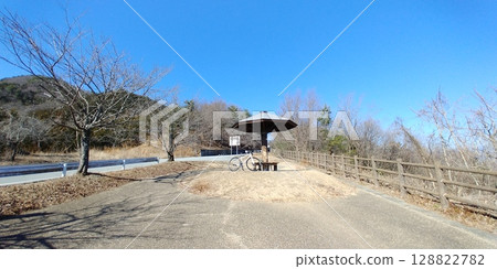 桃花橋公園和自行車 128822782