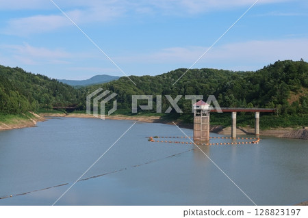 水塔和橋樑 水塔和橋樑 128823197