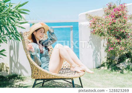在度假村享受假期的年輕女子 128823269