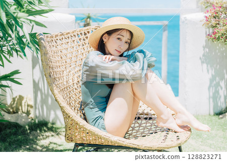 Young woman enjoying vacation at resort 128823271