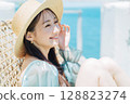 在度假村享受假期的年輕女子 128823274