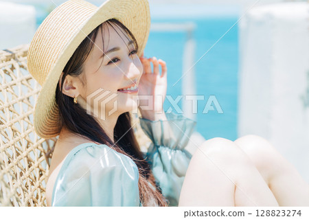 在度假村享受假期的年輕女子 128823274