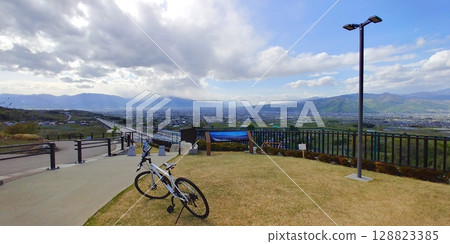 從花鳥山線狀瞭望台眺望的景色和騎自行車 128823385