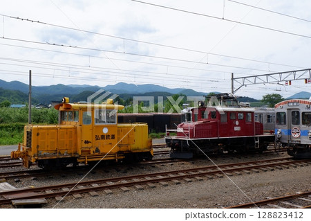 甲南鐵道動車組及ED221型電力機車 128823412