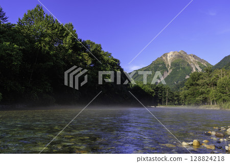 清晨上高地的梓川和燒岳的清爽山景照片 128824218