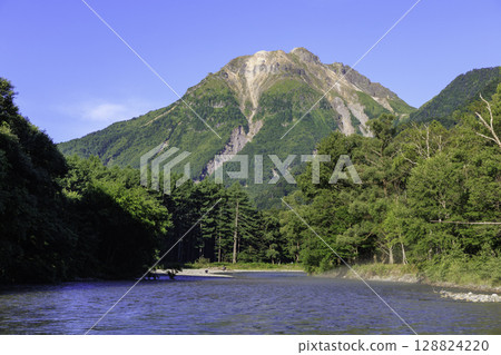 清晨上高地的梓川和燒岳的清爽山景照片 清晨上高地的梓川和燒岳的清爽山景照片 128824220