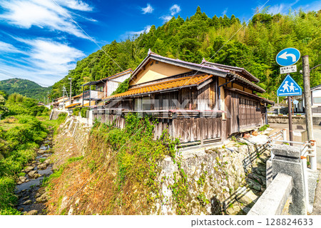 [世界遺產 石見銀山遺址及其文化景觀] [重要傳統建築] 島根縣大田市大森銀山、銀河河與街道 128824633