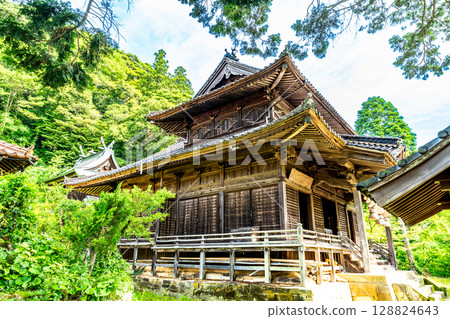 [World Heritage Iwami Ginzan Silver Mine Site and its Cultural Landscape] [Important Traditional Buildings] Omori Ginzan: Shirokami Shrine in Early Summer 3, Oda City, Shimane Prefecture 128824643