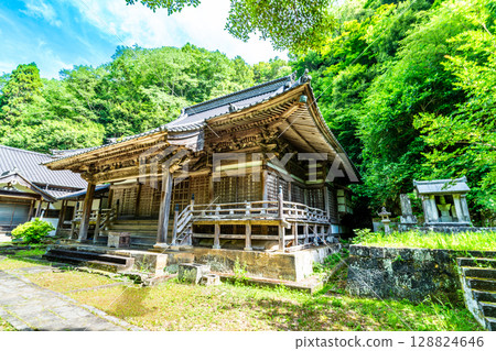 [World Heritage Iwami Ginzan Silver Mine Site and its Cultural Landscape] [Important Traditional Building] Omori Ginzan Silver Mine - Main Hall of Shogenji Temple in early summer - Oda City, Shimane Prefecture 128824646