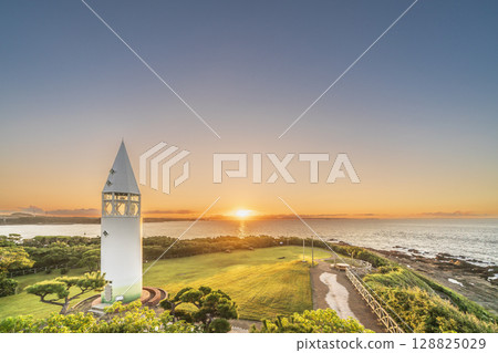 Dawn at Jogashima Park: The Awasaki Lighthouse and the cape bathed in the morning sun [Miura City, Kanagawa Prefecture] 128825029