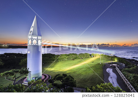 Dawn at Kanagawa Prefectural Jogashima Park: Awazaki Lighthouse and the starry sky [Miura City, Kanagawa Prefecture] 128825041
