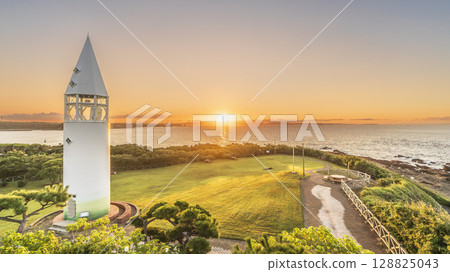 城島公園的黎明：沐浴在朝陽中的粟崎燈塔與岬角【神奈川縣三浦市】 128825043