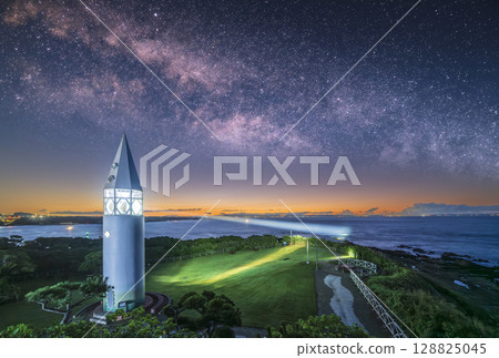 Dawn at Jogashima Park: The Milky Way and Awasaki Lighthouse, tourist image [Miura City, Kanagawa Prefecture] 128825045